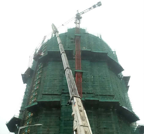 上甘岭吊车在工地上作业